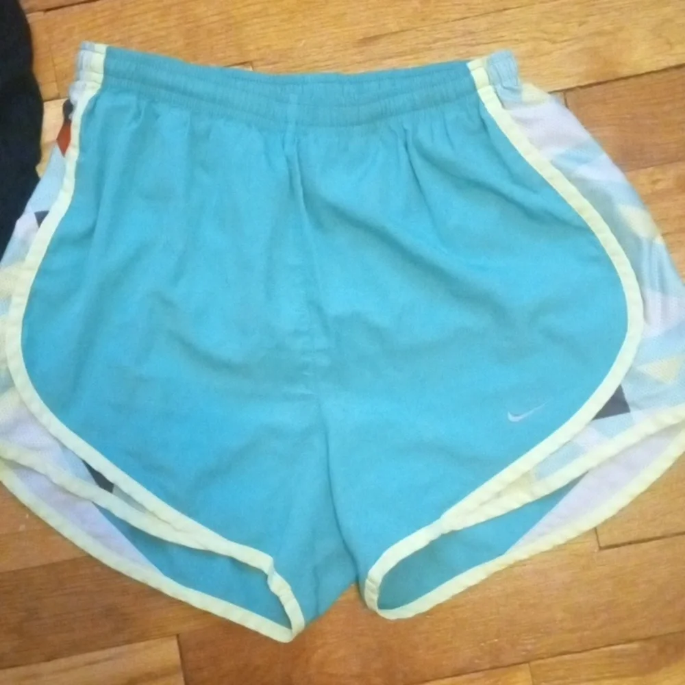 Black Graphic Heart Tee with Turquoise Athletic Shorts NIKE, girl XL - Picture 3 of 3